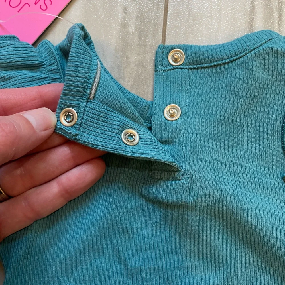 NWT RuffleButts Brittany Blue Rib Knit Long Sleeve Flutter Ruffle Bodysuit, 0-3M